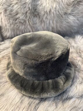 Grevi Plush Faux Fur Hat in Olive Green and Gray